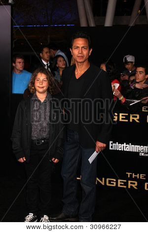 LOS ANGELES - 12 de MAR: Benjamin Bratt chega na estréia no Teatro Nokia em 