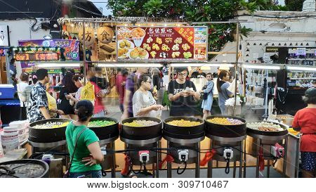 Melaka, Malaysia - 25 Jun, 2019: People Enjoy The Local Food At Night Market Located In Jonker Stree