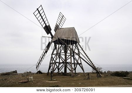 Villain Mill Driven By The Wind To Grind Limestone