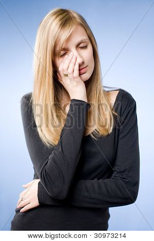 Triste cerca giovane donna bionda.