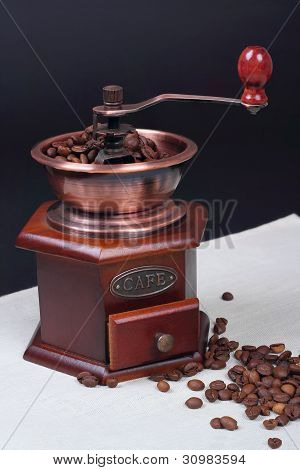 Stillleben mit einer manuellen Kaffeemühlen