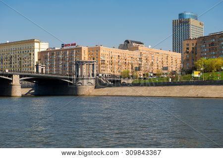 Moscow, Russia - May 6, 2019: View Of The Borodinsky Bridge Over The Moscow River In Moscow In The S