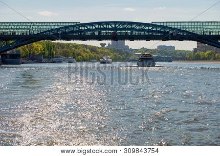 Moscow, Russia - May 6, 2019: View Of The Andreevsky Bridge Over The Moscow River And Tourist Pleasu