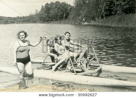 Foto d'epoca della famiglia felice sul pedalò (anni sessanta)