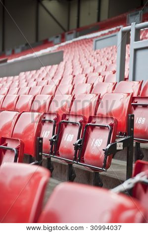 Righe di posti a sedere nello stadio di calcio Sport