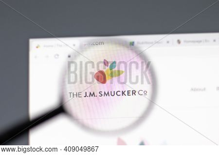 New York, Usa - 15 February 2021: The Jm Smucker Company Website In Browser With Company Logo, Illus