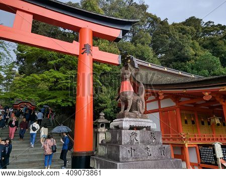 Kyoto, Japan - April 5, 2018: The Incarnation Of The Goddess Inari Is A Fox, Fushimi Inari Temple In