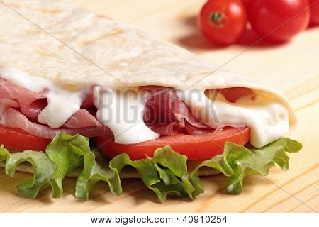 piadina กับแฮมและชีส