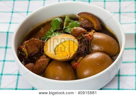 Söt gryta ägg och fläsk