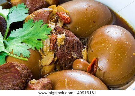 Söt gryta ägg och fläsk