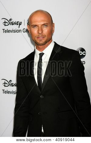 LOS ANGELES - JAN 10: Luke Goss navštěvuje strana ABC TCA zima 2013 v Langham Huntington Hotel o