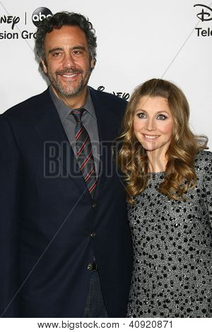 LOS ANGELES - JAN 10: Brad Garrett, Sarah Chalke overværer ABC TCA vinter 2013 Party på Langham H