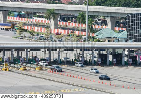 Kuala Lumpur,malaysia - Nov 5,2020 : High Angle Daytime Traffic View In The Sungai Besi Tolls, Malay