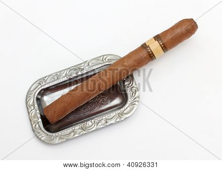 Цветное фото большой сигарой в пепельница