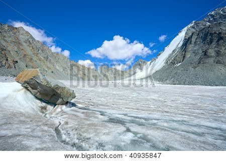 Berglandschap met gletsjer en stenen Screes