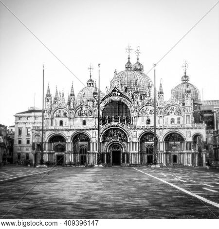 Black and white picture of Basilica of Saint Mark and San Marco Square