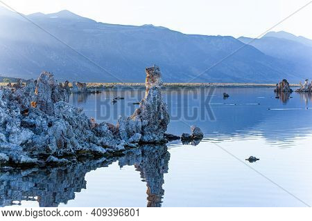 Magic sunrise. Mono Lake is a salt lake in California. Lime-tuff towers of bizarre shapes rise from the bottom of the lake. The natural wonder of the world is Lake Mono. 