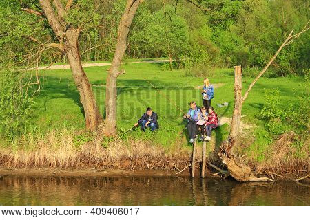Sedniv Village Chernihiv Region / Ukraine. 16 May 2016: Fathers And Children Fishing. Families Went 