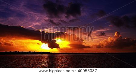 lebendige bunte auffÃ¤llige Sonnenuntergang.