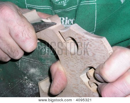 Hand schnitzen eine Maple-Brücke