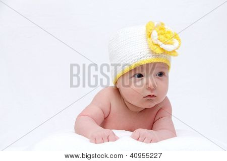 Baby med en strikket Hat