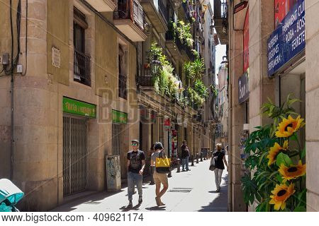Barcelona, Spain - May 15, 2017: Unknown People Walking On The Carrer Dels Carders Street In Histori