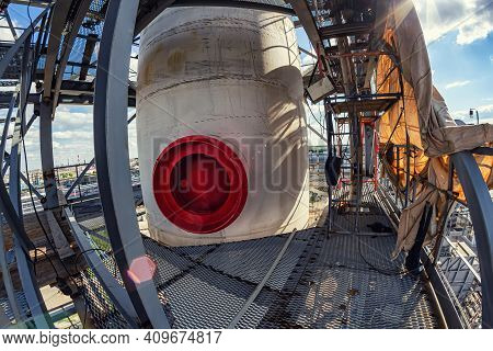 Ground Maintenance Of Reactor With A Large Inspection Hatch