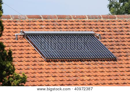 Solar-Warmwasser-Panels auf Haus Dach