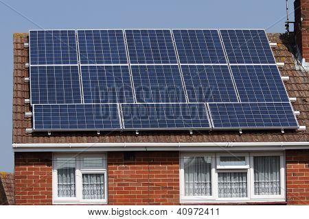 Solar-Photovoltaik-Module auf dem Dach des Hauses