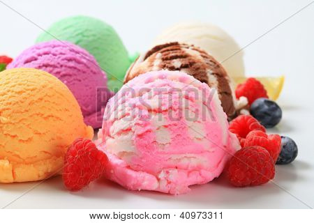 due righe con palline di gelato colorato
