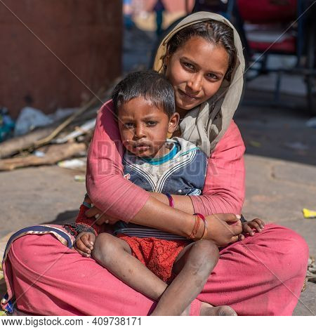 Rajasthan. India. 07-02-2018. A Young Mother Is Taking Care Of Her Daughter In A Village Of The Raja