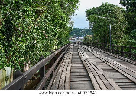 สะพานไม้เก่าในสังขละบุรี