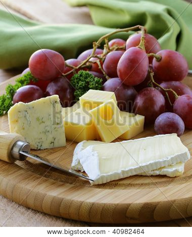 KÃ¤seplatte mit drei Sorten KÃ¤se und Trauben