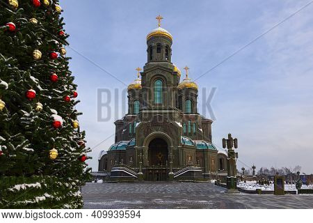The Main Temple Of The Armed Forces Of The Russian Federation. In The Foreground Is A Christmas Tree