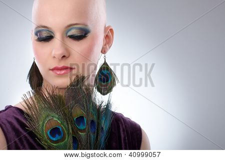 Portrait schöne nackte Frau mit Pfau Federn als Zubehör.