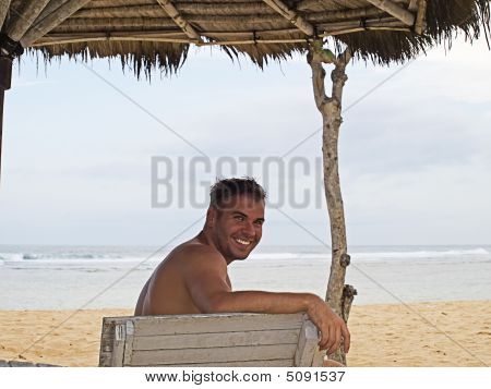 Uomo sotto ombrellone