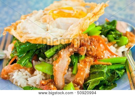 อาหารไทย คะนะหมู่เกี๊ยวกรอบ(ผัดผักรวมหมูและไข่บนข้าว)