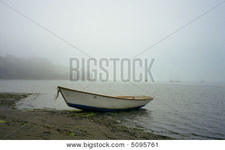 Bateau solitaire dans le brouillard