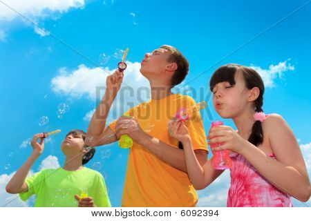 Dzieci dmuchanie baniek