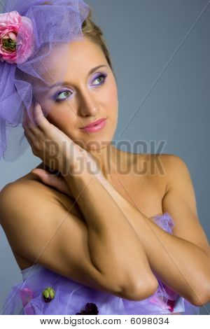 Bella donna su sfondo grigio