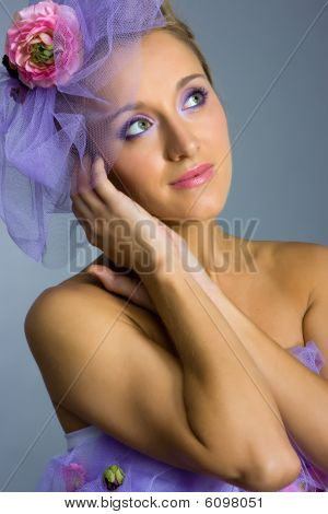 Bella donna su sfondo grigio