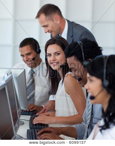 Geschäftsfrau In einem Call-Center mit ihrem Team und Manager