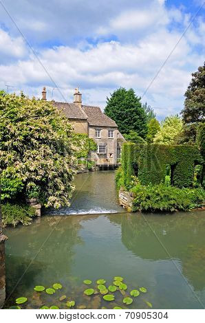 Weir and cottages along river Windrush, Burford.