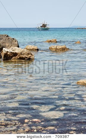 Boot und Felsen