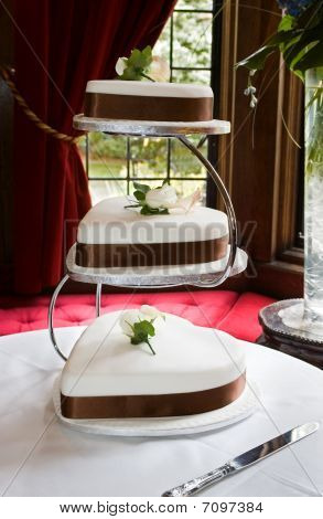 Gâteaux de mariage avec ceinture marron et Stand Chrome en forme de coeur