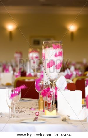 Réception de mariage Table Setting avec plumes roses en verre