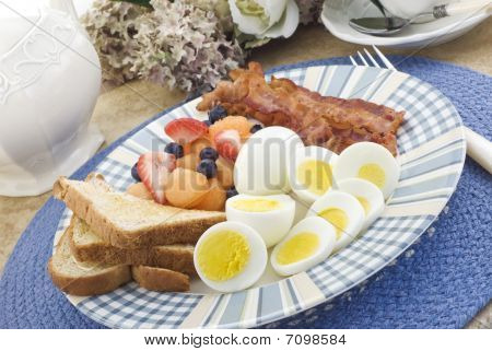 Desayuno con huevos duros