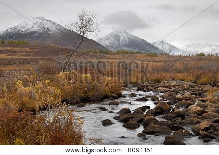 Mountain River i den østlige Sayan