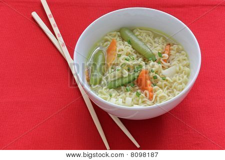 Aasian vihannesten Noodle Soup Bowl