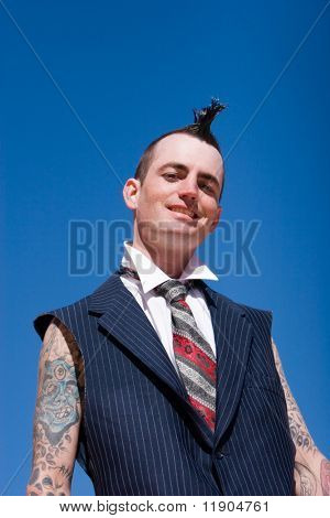 Hombre con traje de moda de estilo corte de pelo y alternativa de mohawk